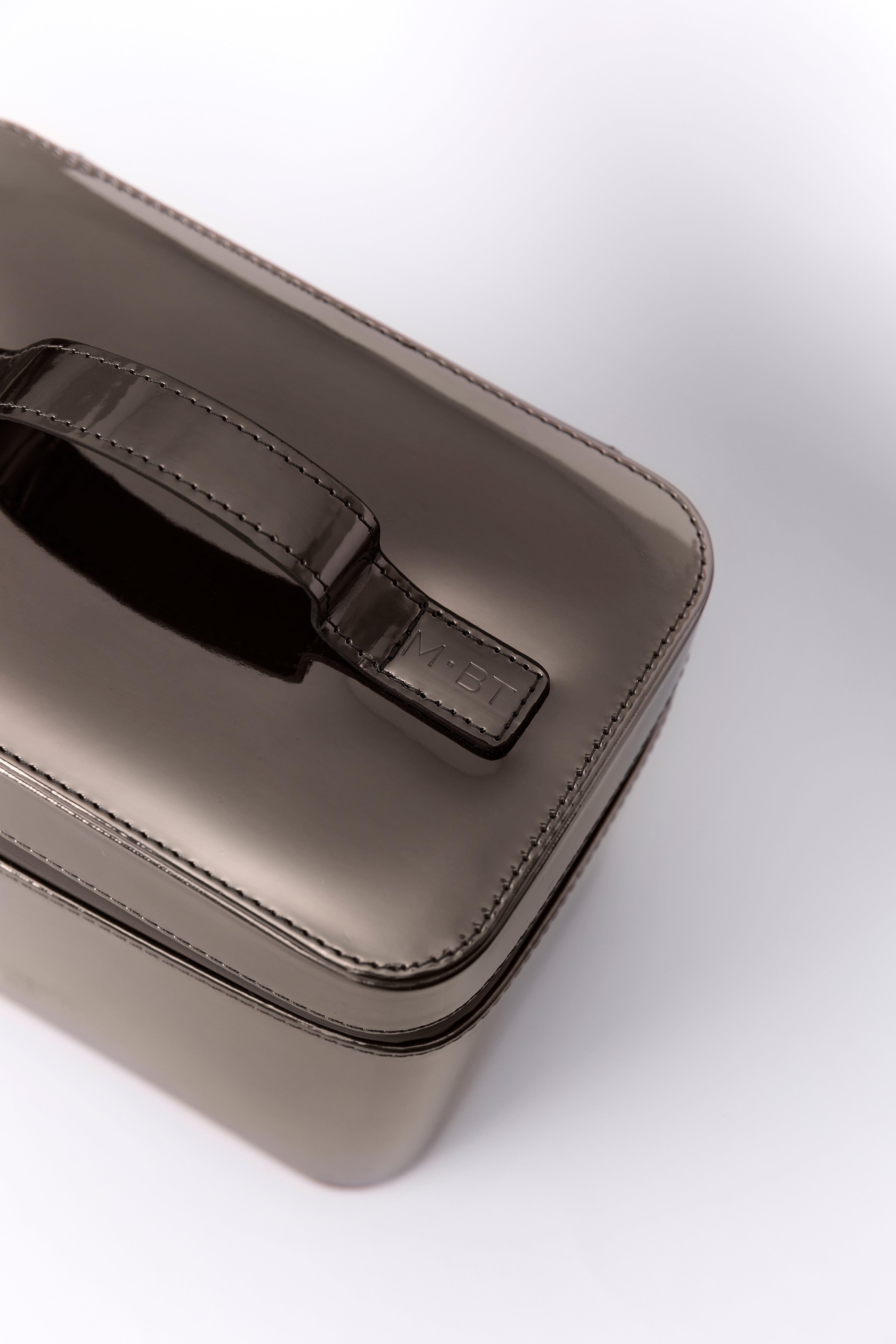 M•BT Vanity Case with a complete brush set