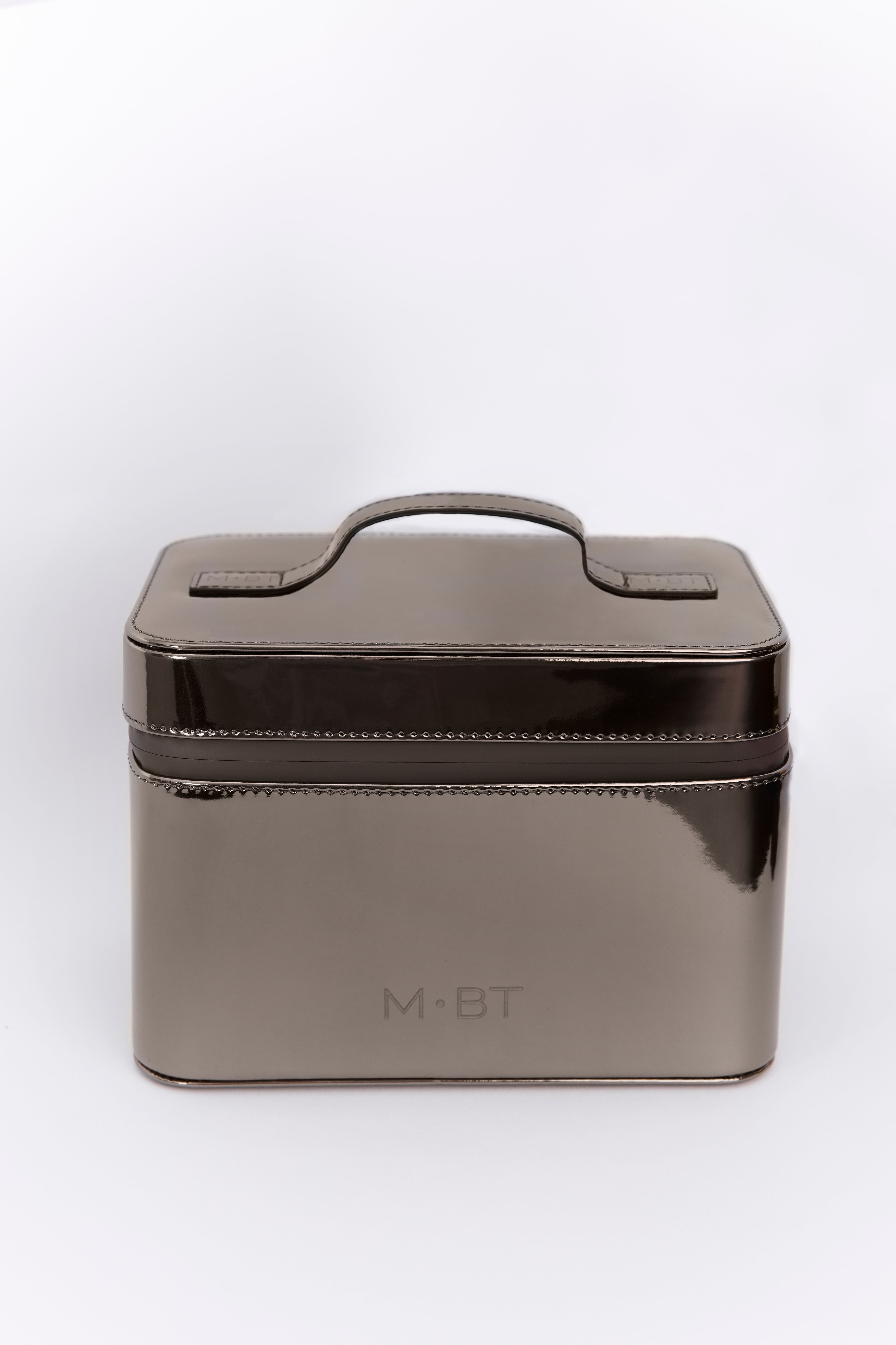 M•BT Vanity Case with a complete brush set